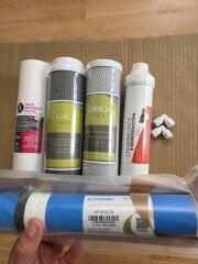 Açık Kasa Su Arıtma Cihazı 10'' Sedimend, GAC - CTO Karbon Filtre, Membran ve 5. Kokonat Karbon Filtre (Çubuklu)